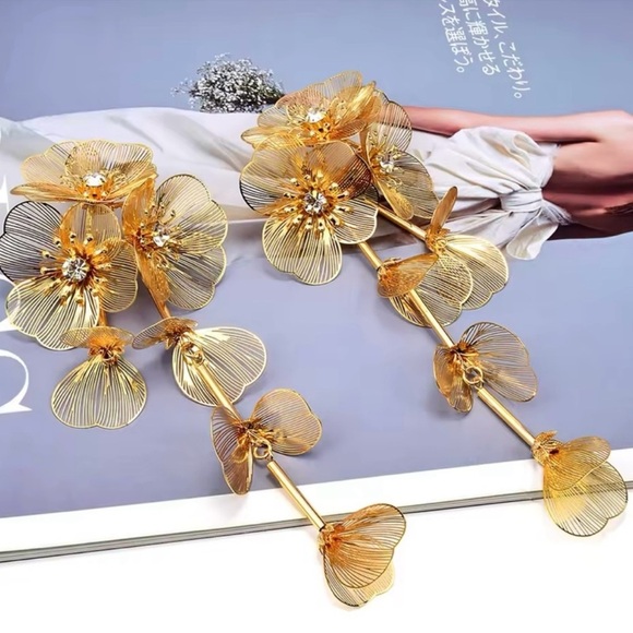 Zara Famous Kate Middleton Floral Statement Earrings - Picture 1 of 17